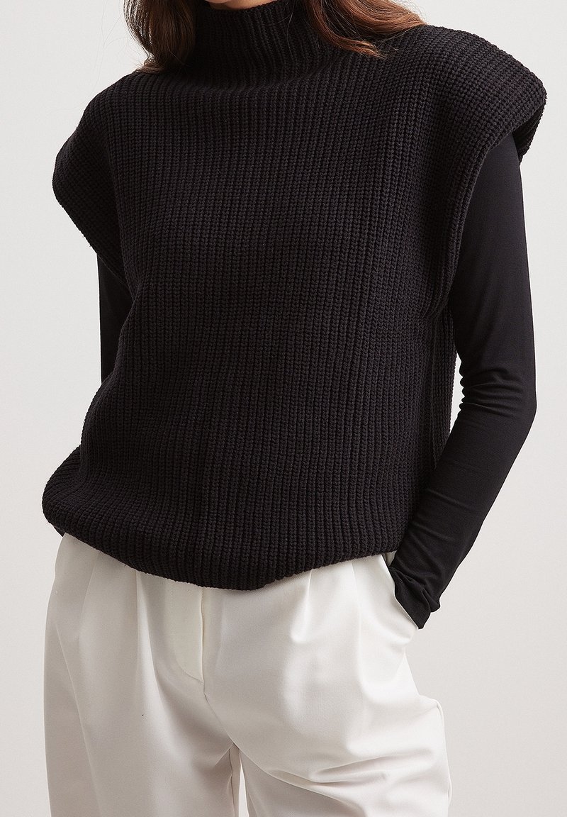 NA-KD Sweter