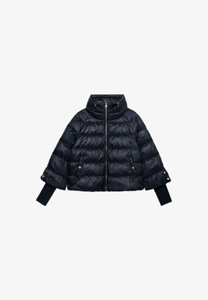 Marineblauwe pufferjack met een hoge kraag, voorkant met rits, drukknopen en ribgebreide manchetten; voorzien van een gewatteerd patroon voor isolatie.