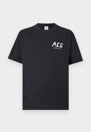 Fekete, rövid ujjú, kerek nyakú póló fehér "ACG" logóval és a mellkas bal oldalán kis "FOR OUTDOOR USE" felirattal.
