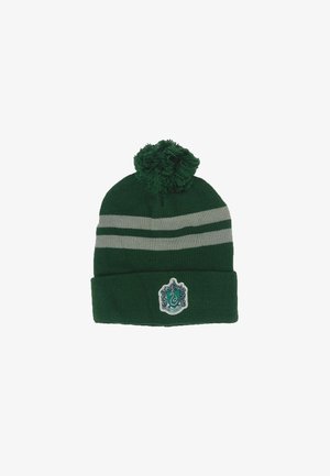 Groene gebreide beanie met een pompon bovenop, twee grijze horizontale strepen en eenembleem aan de voorkant met een slangmotief.