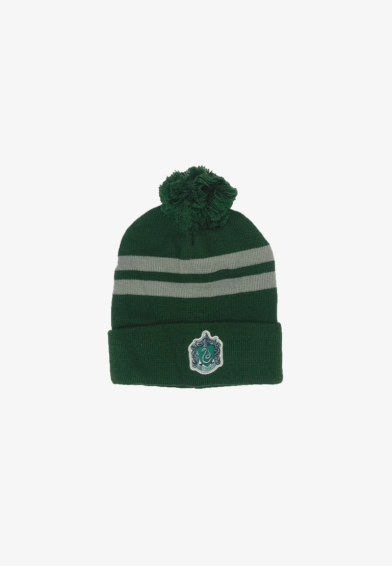 Berretto in maglia verde con pompon in cima, due strisce grigie orizzontali e un emblema frontale con motivo di serpente.