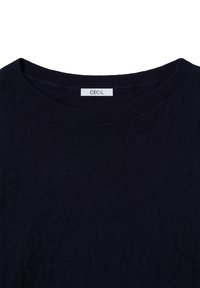 Pull en tricot bleu marine avec un col rond et des finitions côtelées. Présente un motif texturé et une étiquette cousue avec le nom de la marque "CECIL."
