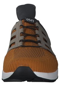 Orange gestrickter Sportschuh mit grauen Akzenten, ausgestattet mit einem sockenartigen Kragen, einem Schnürsystem und einer schwarzen Gummisohle.