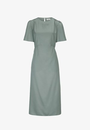 Midi-langes, gedämpftes grünes Kleid mit kurzen Ärmeln, rundem Ausschnitt, leichter Taillierung und Rückenknopfverschluss.