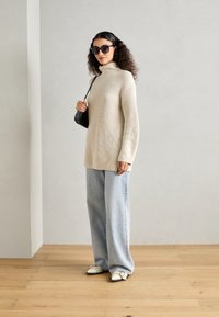 Marc O'Polo LONGSLEEVE STAND UP COLLAR - Strikkegenser - stony sand