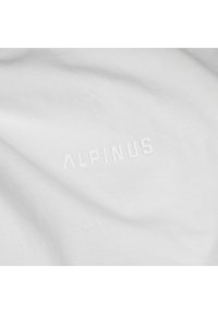 Biała tkanina o gładkiej fakturze z subtelnym wytłoczonym logo "ALPINUS" w dopasowanym kolorze, umieszczonym w prominentnym miejscu na powierzchni.