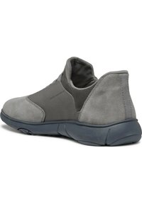 Scarpa sportiva grigia con design a bassa scollatura, pannelli in suede e mesh, collare imbottito e suola in gomma flessibile per una migliore aderenza e comfort.