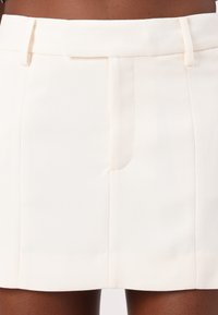 Good American SUITING MINI SKIRT - Μίνι φούστα - cloud white