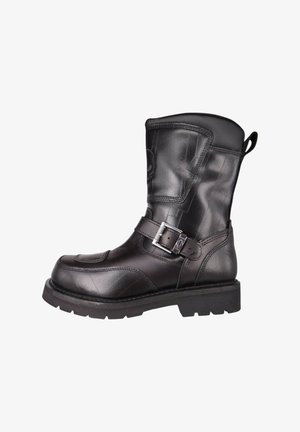 Bota de motocicleta de cuero negro con altura hasta la mitad de la pantorrilla, superficie texturizada y una correa con hebilla plateada en el lateral. Suela de goma duradera.