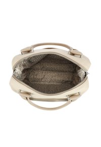 Sac à main beige avec une surface lisse, deux poignées supérieures et une fermeture éclair. L'intérieur présente un motif de logo répétitif en marron clair.