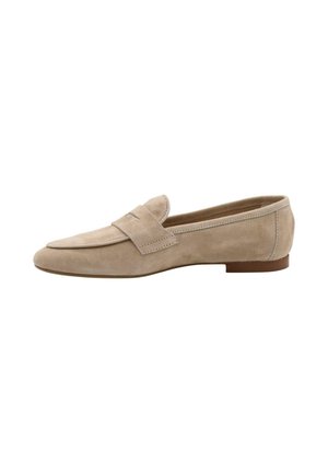 Beige suède damesloafer met lage hak, afgeronde neus en decoratieve band over de wreef.