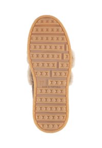 Semelle d'une chaussure en caoutchouc marron clair avec motif à crampons carrés, taille 37, marquée "Made in Portugal," et bords supérieurs duveteux visibles.