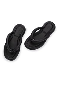 Infradito neri con suola liscia e imbottita e fasce morbide e flessibili. Presentano un ampio sistema di sostegno per le dita e bordi arrotondati per un comfort ottimale.