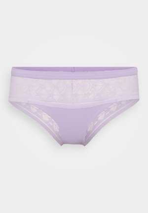 Lila onderbroek gemaakt van een gladde stof, met een kanten overlay met diamanten patronen aan de taille. Eenvoudige elastische tailleband, zonder extra details.