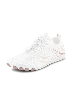 Weißer Sportschuh mit einem strukturierten Strick-Obermaterial, Fünf-Zehen-Design, elastischen Schnürsenkeln und pinkfarbenen Gummibereichen an Sohle und Seite.