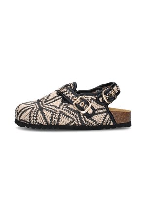 Sandalo con punta chiusa con motivo geometrico nero e beige intrecciato, due fibbie dorate regolabili, bordatura nera e suola in sughero.