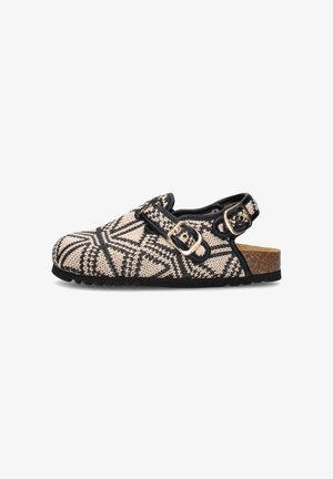Sandalo con punta chiusa con motivo geometrico nero e beige intrecciato, due fibbie dorate regolabili, bordatura nera e suola in sughero.