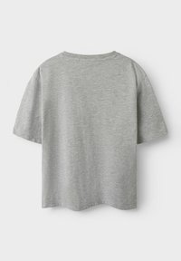 T-shirt en coton gris clair, coupe décontractée, manches courtes, col rond et texture lisse avec un ourlet légèrement incurvé en bas.