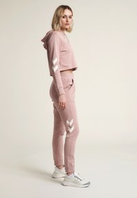 Hummel LEGACY TAPERED  - Träningsbyxor - woodrose