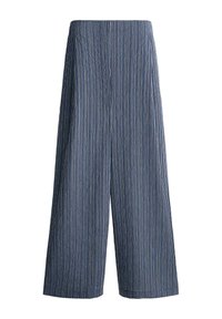Niebieskie spodnie o szerokich nogawkach z pionowymi białymi prążkami i wysokim stanem, prezentowane na białym tle.