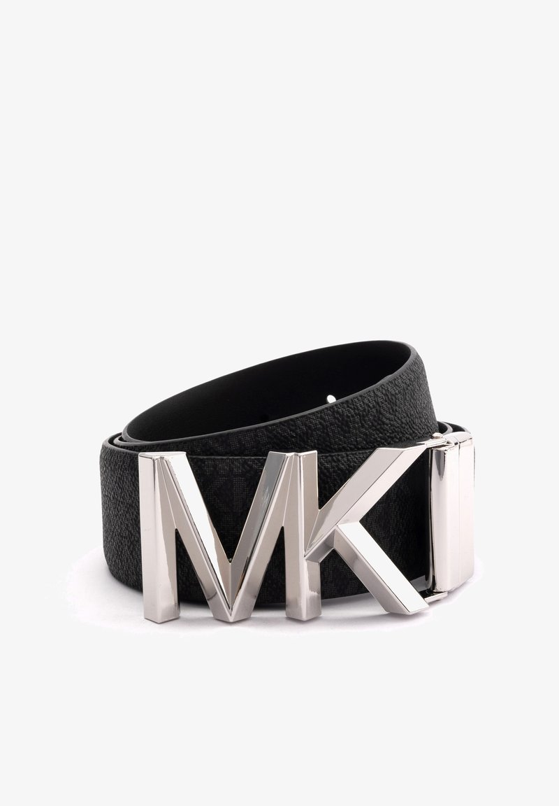 Schwarzer Leder-Gürtel mit strukturiertem Finish, ausgestattet mit einer großen, metallischen silbernen Schnalle in Form von "MK". Dünnes Gürteldesign.