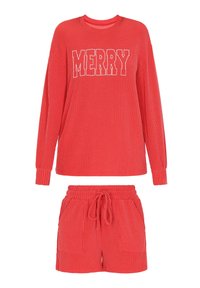 Rødt hjemmesæt bestående af en langærmet top med "MERRY" print og ribbet tekstur, parret med matchende shorts med elastisk talje.