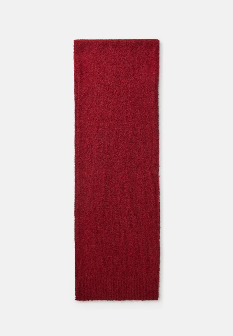 Rode wollen sjaal, lang en rechthoekig, met een zachte textuur en een licht pluizige afwerking. Randen zijn netjes afgewerkt, zonder patronen of accenten.