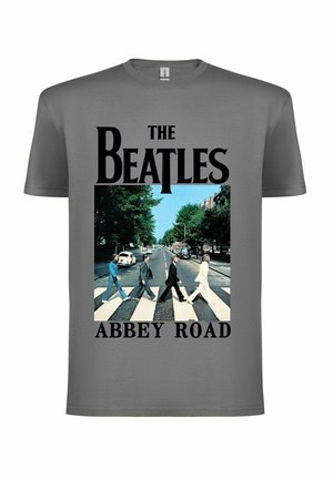 Grå t-shirt med teksten "The Beatles" og et "Abbey Road" grafisk design, der viser fire figurer, der krydser en stribet vej omgivet af træer.