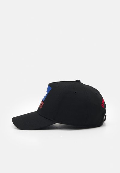 Cappellino da baseball nero con un logo blu e bianco sulla parte frontale e testo rosso sul lato. Realizzato in tessuto con visiera curva.