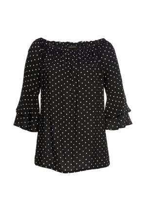 Zwarte off-the-shoulder top met witte stippen, voorzien van ruches op de mouwen en een gathered halslijn voor extra textuur.