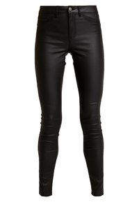 Pantalones skinny de imitación cuero negros con cintura alta, bolsillos delanteros y un acabado pulido. Cuenta con un cierre de botón y detalles cosidos.