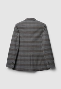 Grau karierter Blazer mit tailliertem Design, Reverskragen, zwei Rückenbelüftungen und Dreiknopfmanschetten mit schwarzen Knöpfen.