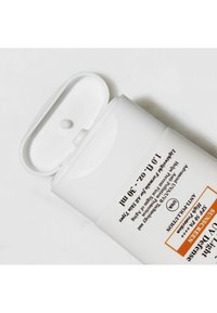 Kiehl's ULTRA LIGHT DAILY DEFENSE - Sun protection