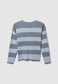 Maglione a maniche lunghe in maglia con ampie righe orizzontali di tonalità grigie chiare e scure alternate, disteso su uno sfondo chiaro.