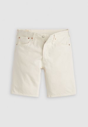 Shorts en denim blanc avec une coupe droite, dotés de rivets en cuivre, d'une fermeture à bouton et de cinq poches. Tissu texturé avec un design classique.