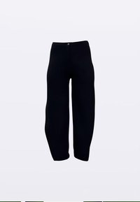 Mustad laia jalaga püksid, tehtud pehmest materjalist. Iseloomustab nööpidega kinnis ja sile pind. Ilma nähtavate mustrite või aksentideta.