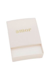 Scatola rettangolare bianca con una finitura liscia, scritta dorata "amor" sul coperchio e un morbido rivestimento beige all'interno.