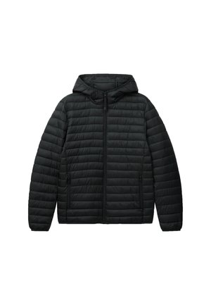 Chaqueta de plumas negra con capucha, que presenta un cierre con cremallera en la parte delantera, puños acanalados y dos bolsillos laterales. El diseño acolchado añade textura e aislamiento.