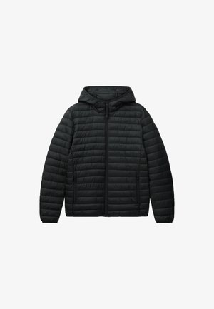 Chaqueta de plumas negra con capucha, que presenta un cierre con cremallera en la parte delantera, puños acanalados y dos bolsillos laterales. El diseño acolchado añade textura e aislamiento.