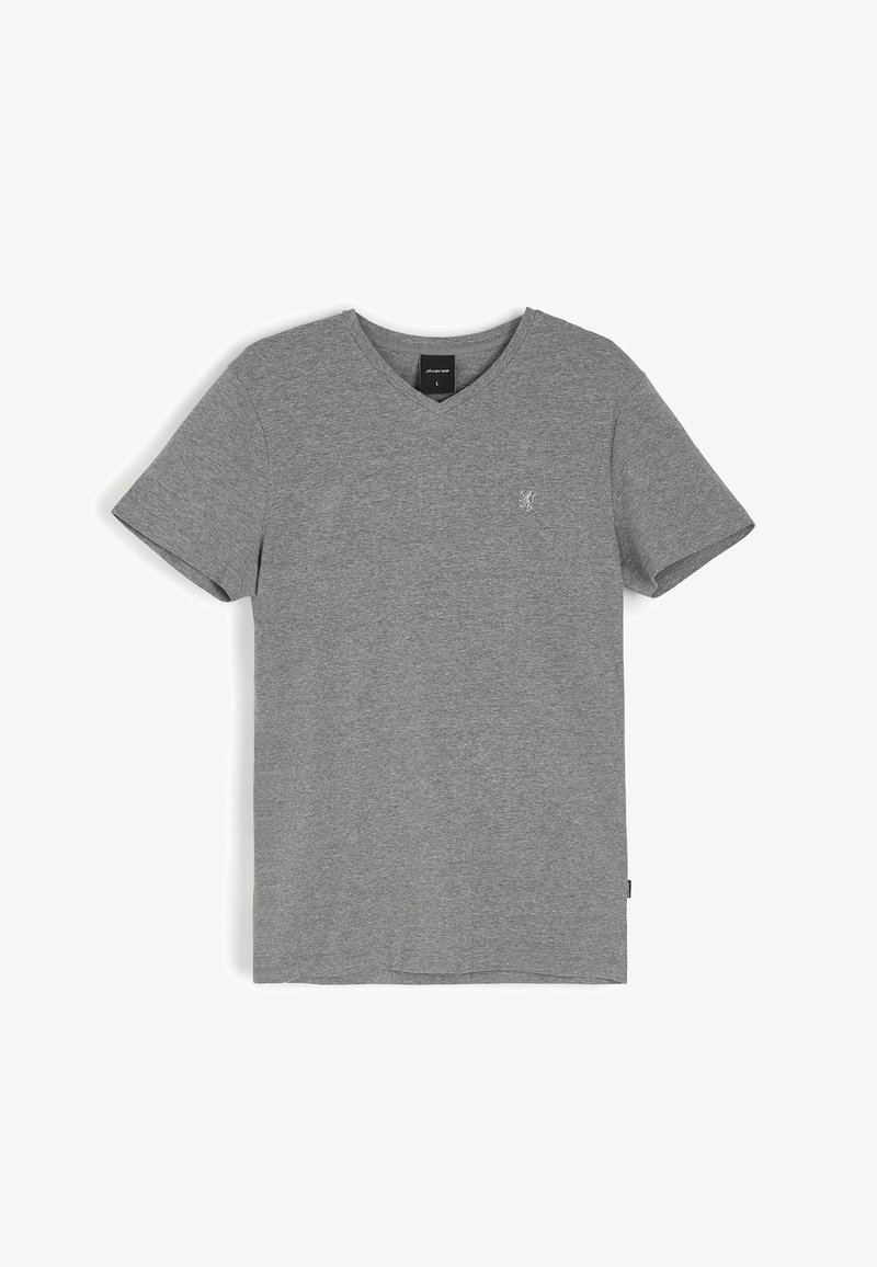 Szary t-shirt w serek, wykonany z miękkiej mieszanki bawełny. Krótkie rękawy, standardowy krój, małe logo na piersi oraz metka na dolnym brzegu.