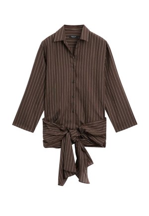 Bruine blouse met lange mouwen, wit verticale strepen en een grote geknoopte strik in de taille.