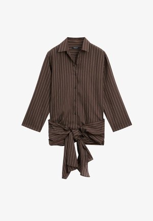 Camicia marrone a maniche lunghe con bottoni, righe verticali bianche e un grande nodo annodato in vita.