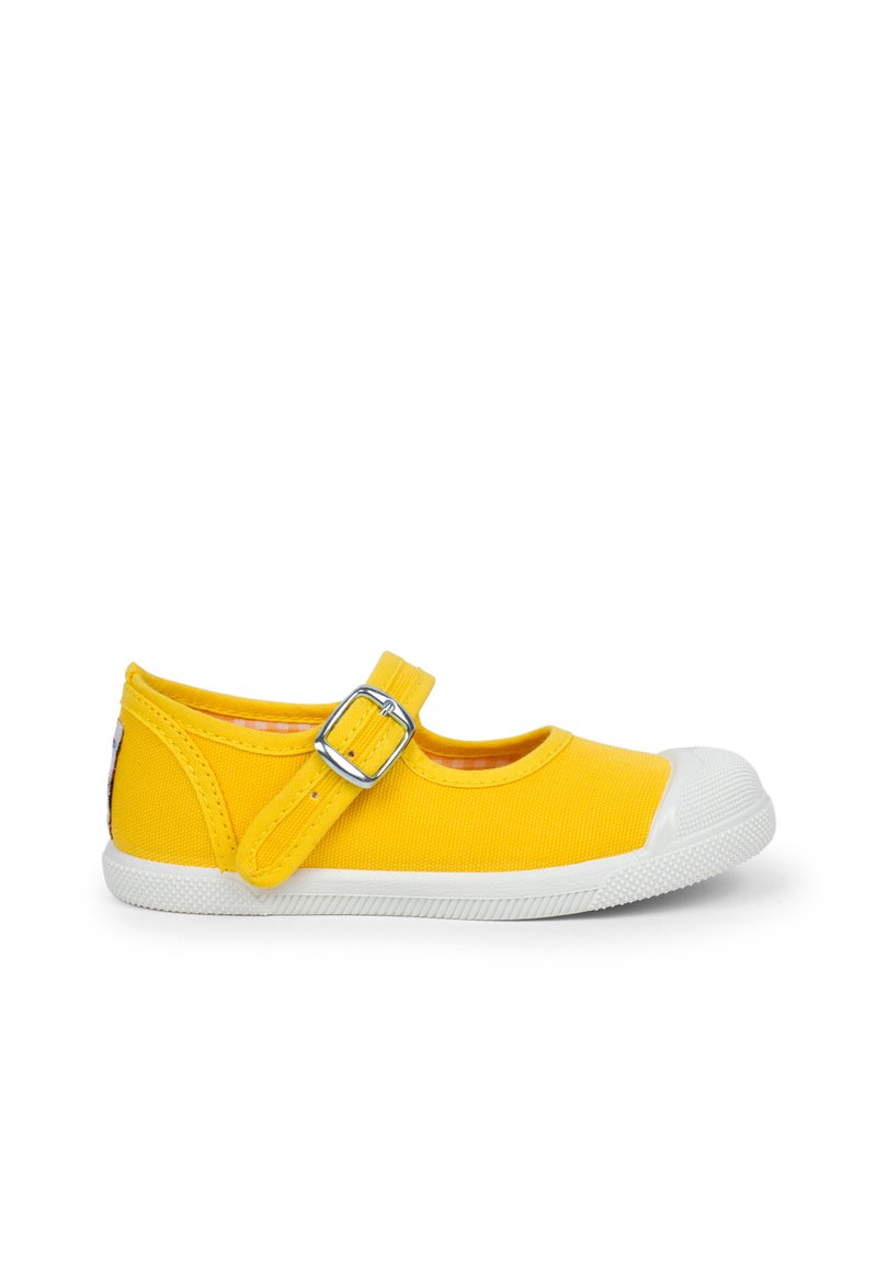Zapato de lona amarillo con punta redonda, suela de goma blanca y correa ajustable con hebilla. El interior tiene un patrón de cuadros.