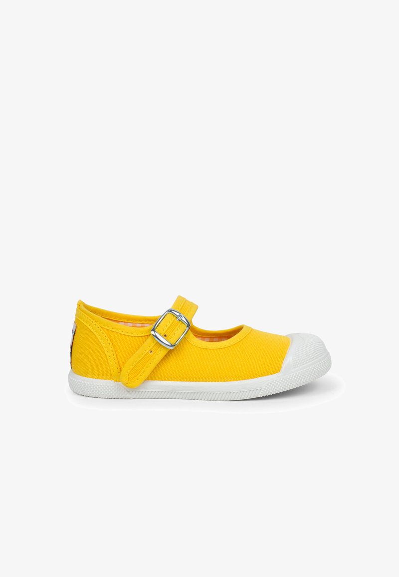 Zapato de lona amarillo con punta redonda, suela de goma blanca y correa ajustable con hebilla. El interior tiene un patrón de cuadros.