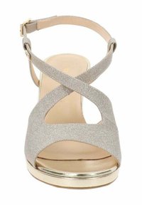 Sandal in argento con cinturini incrociati, punta aperta, dettagli dorati sulla suola e cinturino alla caviglia regolabile. Texture liscia su tutta la scarpa.
