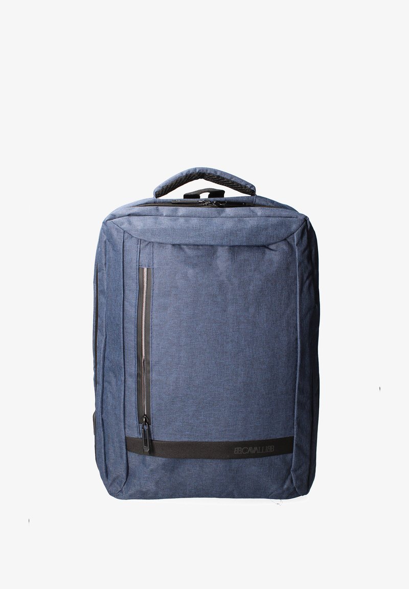 Sac à dos rectangulaire bleu avec poignée supérieure, poche frontale zippée verticale et sangle horizontale noire près du bas sur fond blanc.