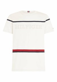 Camiseta de algodón blanca con rayas horizontales en negro y rojo. La palabra "HILFIGER" está prominentemente exhibida en gris claro a lo largo del pecho.