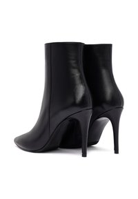 Bottines en cuir noir avec un bout pointu et un talon aiguille. Texture lisse avec un design épuré, présentant une tige haute.
