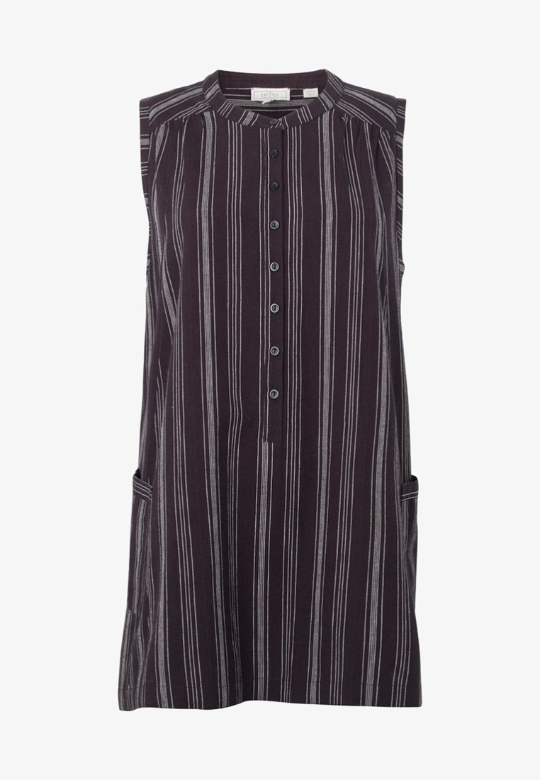 Robe noire sans manches à rayures blanches verticales, col mandarin, patte de boutonnage devant et poches latérales.