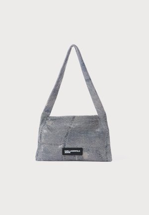 Strieborná sieťovaná kabelka na rameno s flexibilným popruhom a čiernou obdĺžnikovou nášivkou s logom "KARL LAGERFELD JEANS" na prednej strane.